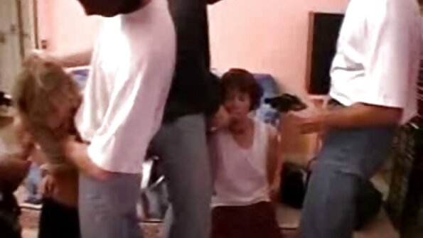 Urocza blondynka ssie kutasa po darmowe filmy porno z dziewicami uwodzicielskim striptizie