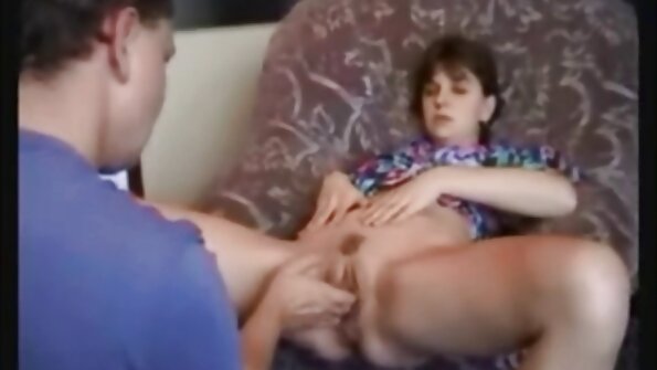 Cycata mamuśka i jej seksfilmiki online szczupła pasierbica bawią się z facetem