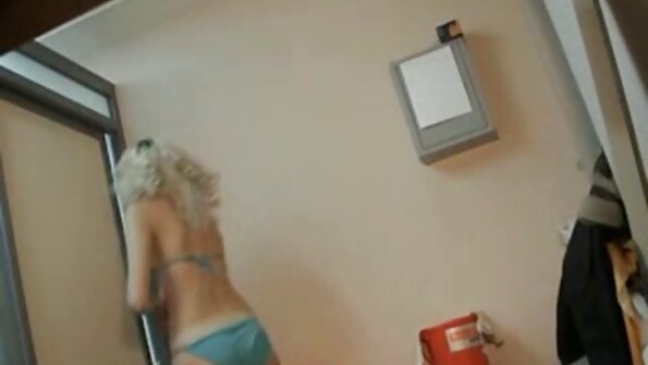 Blondynka w szkolnym darmowe filmy erotyczne z polskim lektorem mundurku podskakuje na swoim tacie