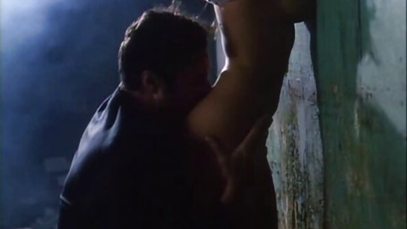 Duży facet zostaje pocałowany przez gorącą Latynoską w tej seksownej scenie filmiki erotyczne za darmo