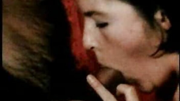 Urocza brunetka, która uwielbia ssać, rozmazuje szminkę na darmowe filmy porno foxtube kutasie