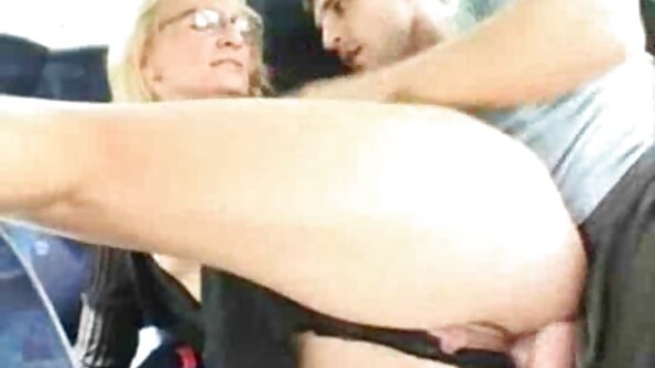 Blond koleś wpycha swojego penisa w gorącą sukę z sex filmiki free małymi cyckami