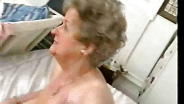 Atrakcyjna brunetka z zoofilia darmowe filmy mlecznymi melonami uprawia seks przed kamerą